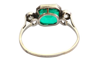 Lot 55 - A green doublet and diamond ring, first half of the 20th century