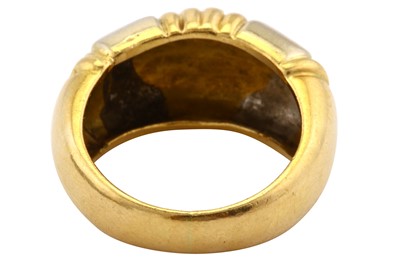Lot 24 - A bi-coloured ring