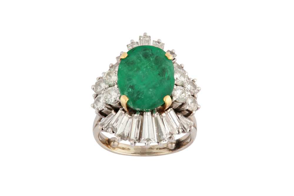 Lot 1227 - An emerald and diamond cluster ring