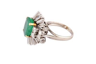 Lot 220 - An emerald and diamond cluster ring