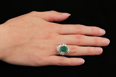 Lot 1227 - An emerald and diamond cluster ring