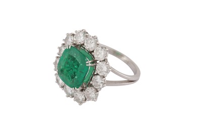 Lot 202 - An emerald and diamond cluster ring