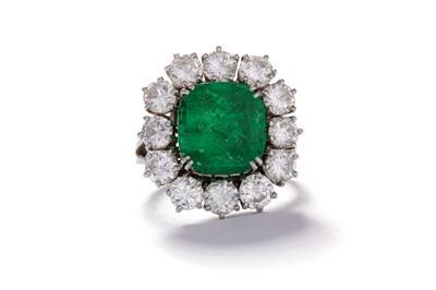 Lot 202 - An emerald and diamond cluster ring