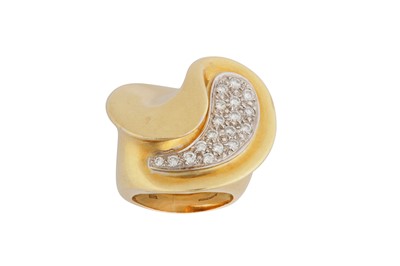Lot 213 - A diamond dress ring