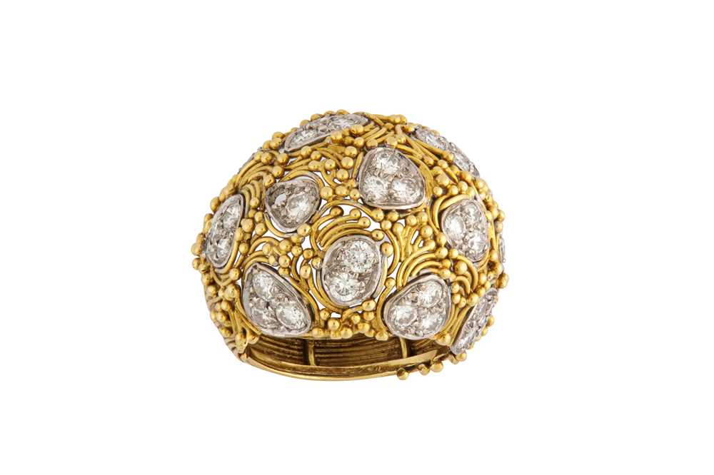 Lot 99 - A diamond bombé ring