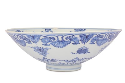 Lot 340 - A CHINESE BLUE AND WHITE 'BAJIXIANG' BOWL.