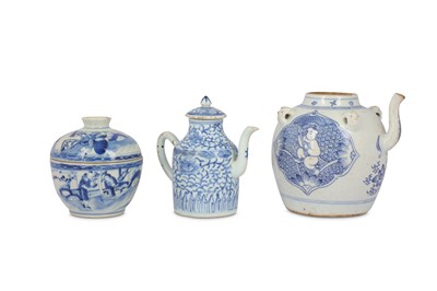 Lot 545 - A SMALL COLLECTION OF CHINESE BLUE AND WHITE WARE.