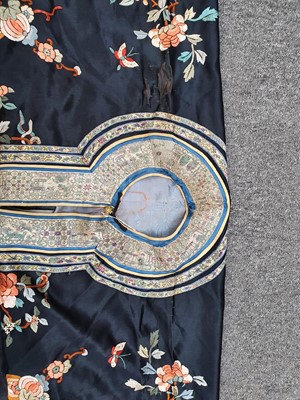 Lot 134 - A CHINESE DARK BLUE-GROUND EMBROIDERED SILK LADY'S JACKET.