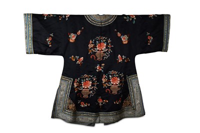 Lot 140 - A CHINESE DARK BLUE-GROUND EMBROIDERED SILK LADY'S JACKET.