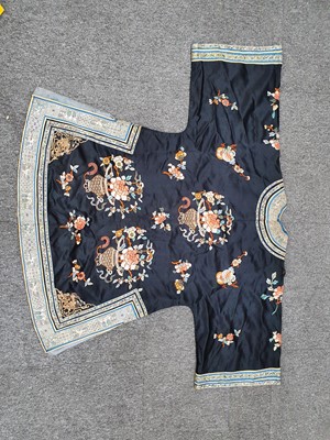 Lot 134 - A CHINESE DARK BLUE-GROUND EMBROIDERED SILK LADY'S JACKET.