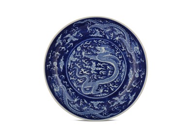 Lot 748 - A CHINESE BLUE AND WHITE 'DRAGON' DISH.