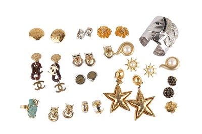 Lot 144 - A collection of costume jewellery