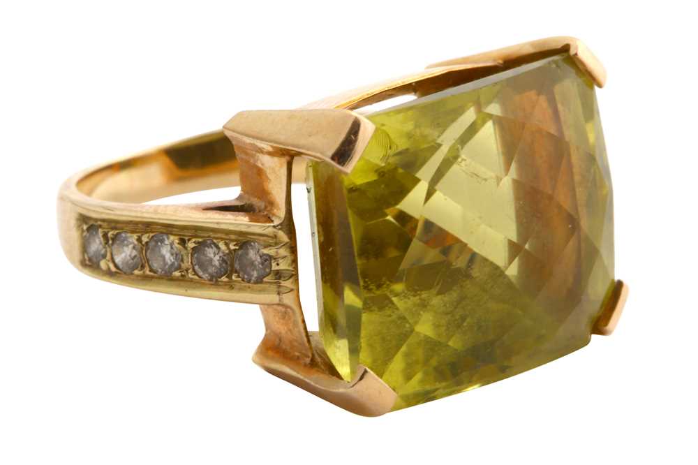 Lot 45 - A quartz and diamond ring