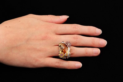 Lot 115 - A citrine dress ring