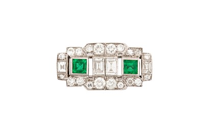 Lot 173 - An emerald and diamond brooch