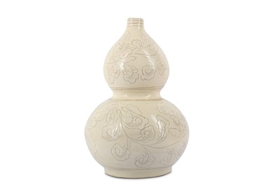 Lot 801 - A CHINESE SLIP-DECORATED DOUBLE GOURD VASE.