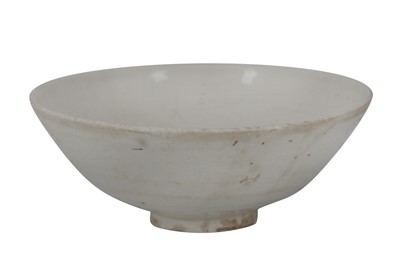 Lot 818 - A CHINESE HUOZHOU WHITE-GLAZED MOULDED CUP.