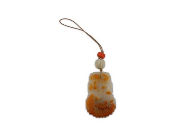 Lot 737 - A CHINESE WHITE JADE GOURD-SHAPED 'DEER' PENDANT.