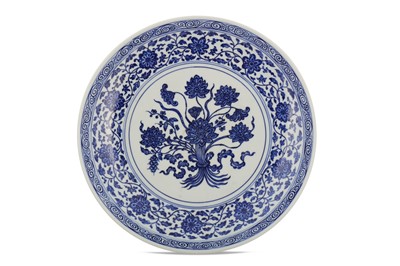 Lot 357 - A CHINESE BLUE AND WHITE 'LOTUS BOUQUET' DISH.