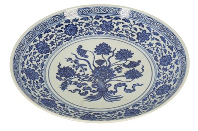 Lot 357 - A CHINESE BLUE AND WHITE 'LOTUS BOUQUET' DISH.