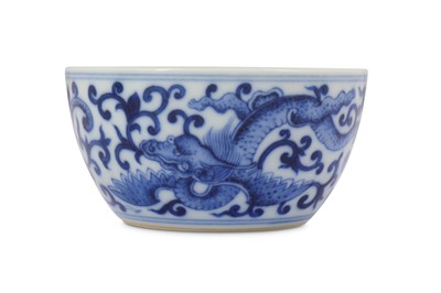 Lot 331 - A CHINESE BLUE AND WHITE 'DRAGON' CUP.