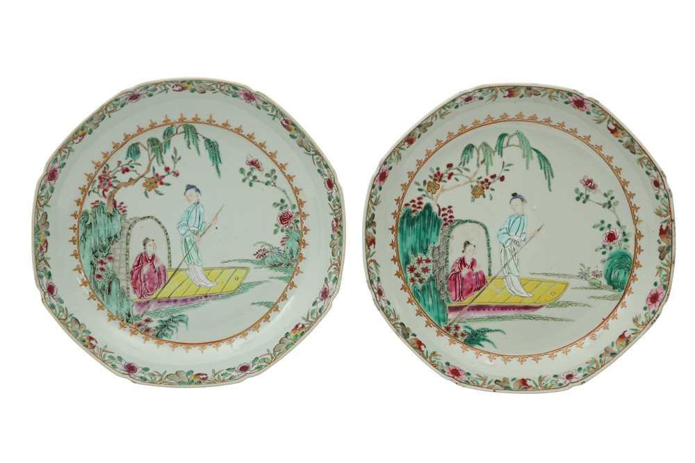 Lot 262 - A PAIR OF CHINESE FAMILLE ROSE 'PUNTERS' DISHES.
