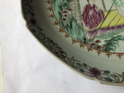 Lot 262 - A PAIR OF CHINESE FAMILLE ROSE 'PUNTERS' DISHES.