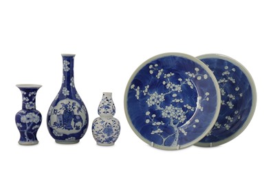 Lot 549 - A SMALL COLLECTION OF CHINESE BLUE AND WHITE WARE.