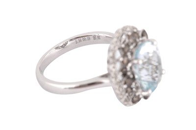 Lot 32 - An aquamarine and diamond cluster ring