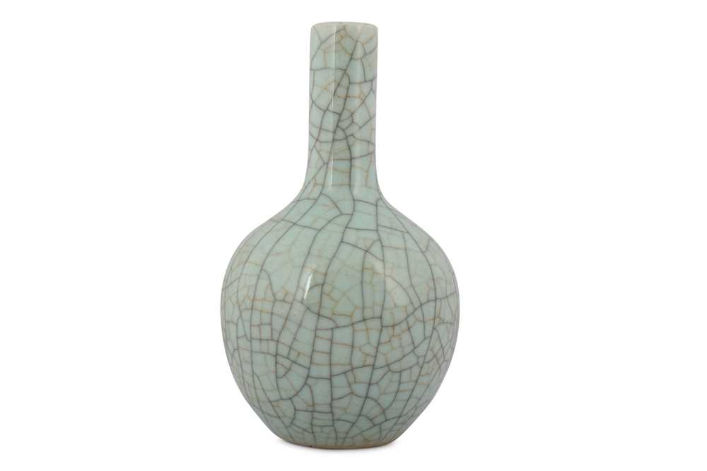 Lot 290 - A CHINESE CRACKLE-GLAZED BOTTLE VASE.