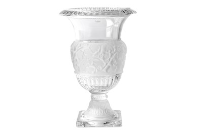 Lot 179 - A contemporary Lalique crystal Versailles pattern vase
