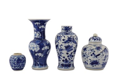 Lot 548 - A SMALL GROUP OF CHINESE BLUE AND WHITE PORCELAIN.