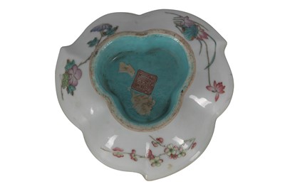 Lot 890 - A CHINESE FAMILLE ROSE 'GOLDFISH' STEM BOWL.