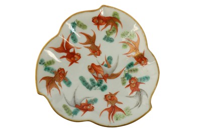 Lot 890 - A CHINESE FAMILLE ROSE 'GOLDFISH' STEM BOWL.