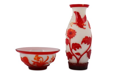 Lot 204 - A RED OVERGLAZED CHINESE PEKING GLASS VASE AND BOWL.