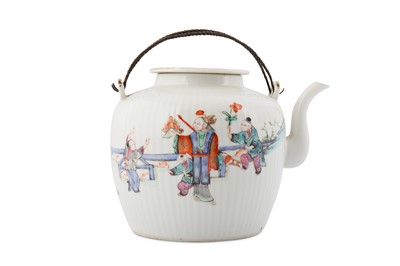 Lot 911 - A CHINESE FAMILLE ROSE TEAPOT AND COVER.