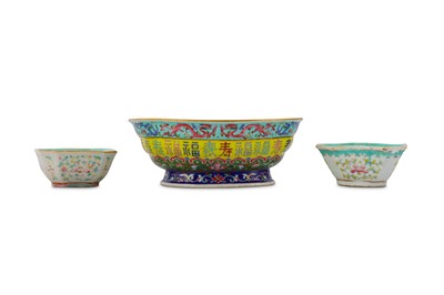 Lot 898 - A CHINESE FAMILLE ROSE 'DRAGON' STEM BOWL AND TWO WASHERS.