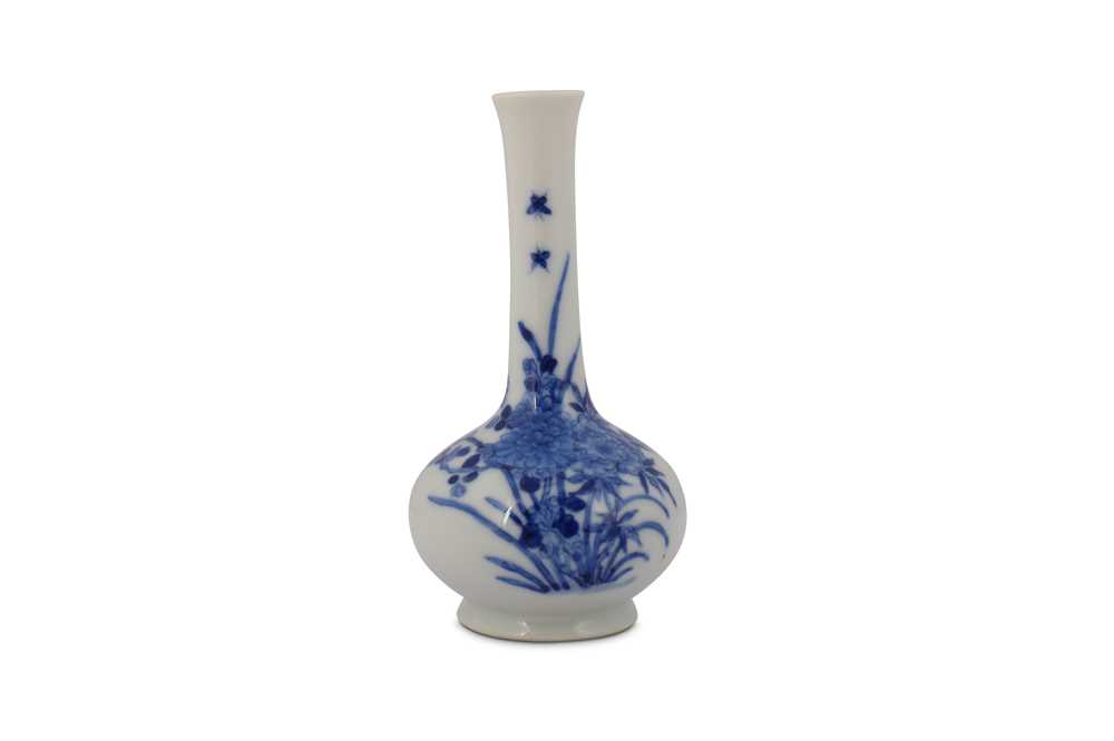 Lot 4 - A CHINESE BLUE AND WHITE 'FLOWERS' BOTTLE VASE.