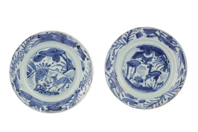 Lot 378 - A PAIR OF CHINESE BLUE AND WHITE 'DEER' DISHES.