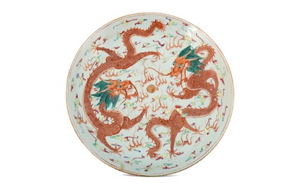 Lot 746 - A CHINESE FAMILLE ROSE 'DRAGON' CHARGER.