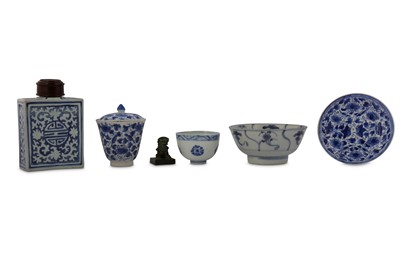 Lot 865 - A GROUP OF CHINESE BLUE AND WHITE PORCELAIN.