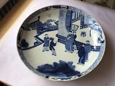 Lot 45 - A CHINESE BLUE AND WHITE FIGURATIVE CHARGER.