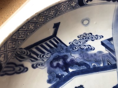 Lot 258 - A CHINESE BLUE AND WHITE FIGURATIVE CHARGER.