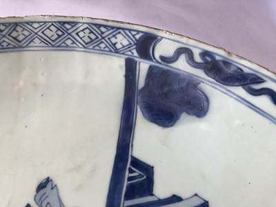 Lot 258 - A CHINESE BLUE AND WHITE FIGURATIVE CHARGER.