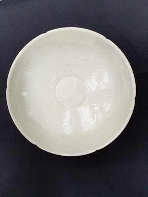Lot 284 - A CHINESE LOBED DINGYAO 'LOTUS' BOWL.