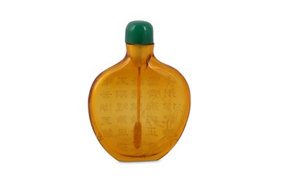 Lot 509 - A CHINESE AMBER GLASS SNUFF BOTTLE AND STOPPER.