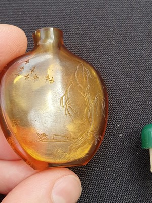 Lot 509 - A CHINESE AMBER GLASS SNUFF BOTTLE AND STOPPER.