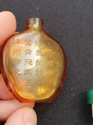 Lot 509 - A CHINESE AMBER GLASS SNUFF BOTTLE AND STOPPER.