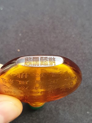 Lot 509 - A CHINESE AMBER GLASS SNUFF BOTTLE AND STOPPER.