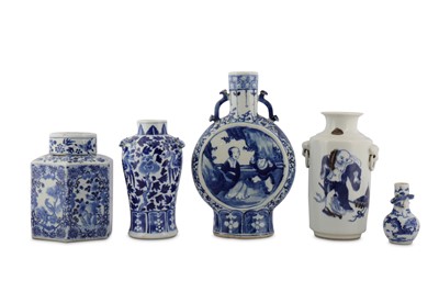 Lot 547 - A SMALL COLLECTION OF CHINESE BLUE AND WHITE PORCELAIN.